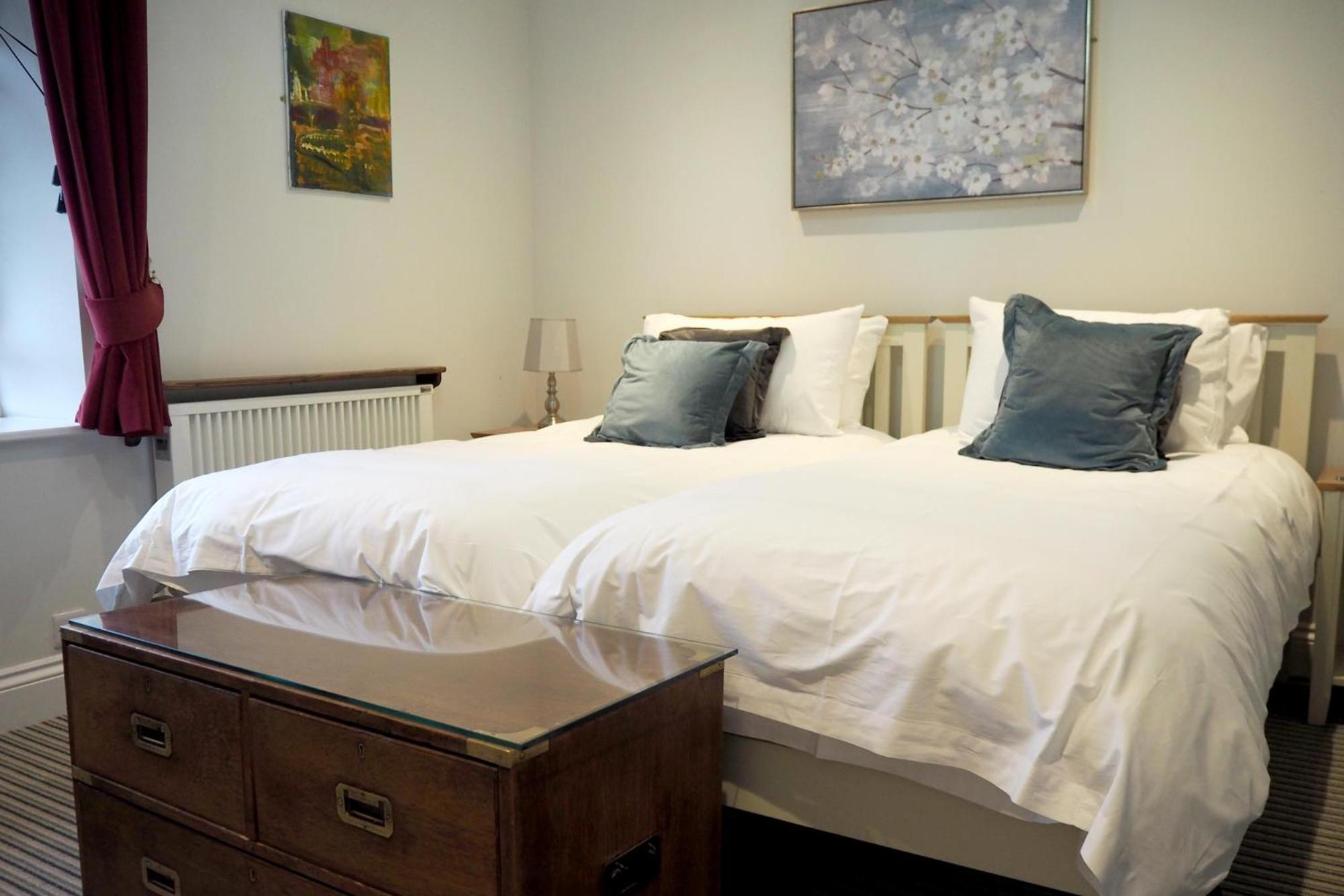 The Dog & Gun Inn Netheravon Bilik gambar